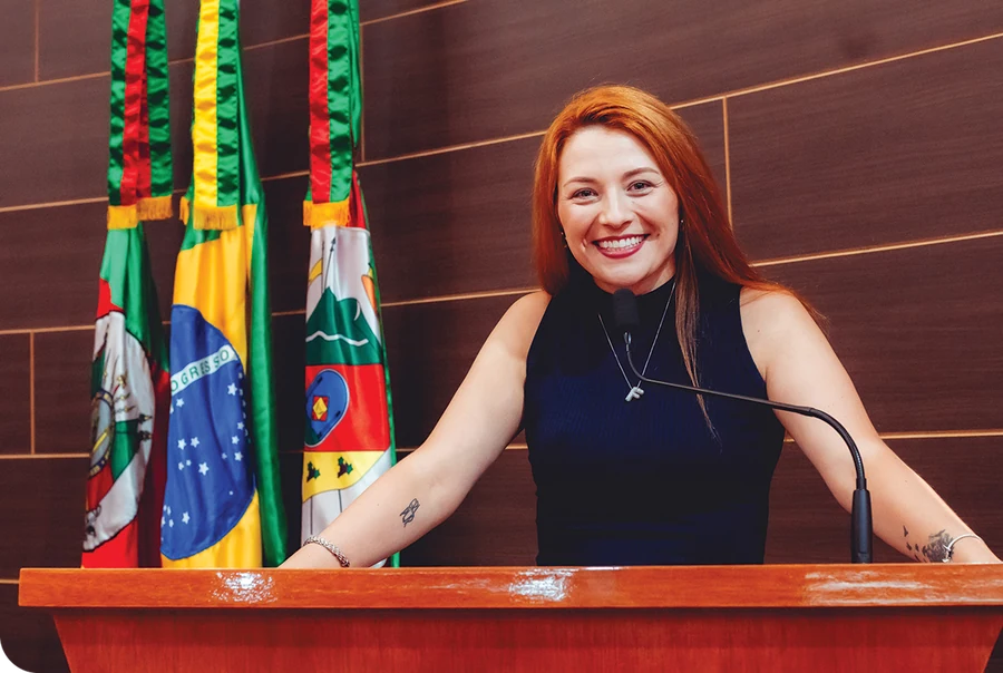 Fran Bonaci na tribuna da Câmara Municipal de Farroupilha